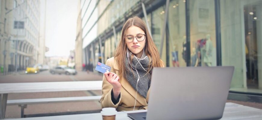 Девушка за столиком