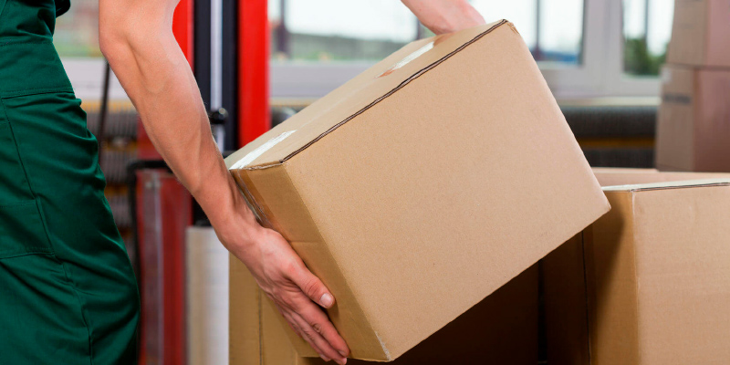 Грузчик с коробками