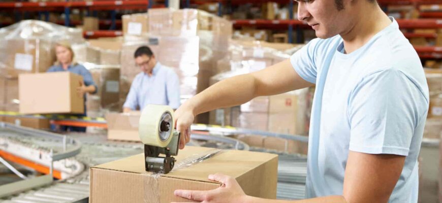 Мужчина упаковывает товар