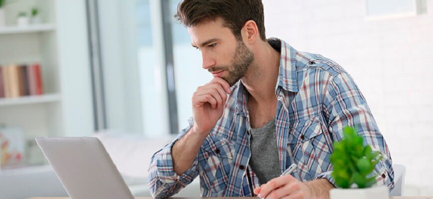 Мужчина с ноутбуком