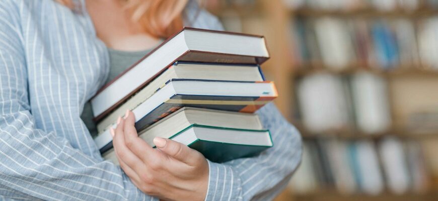 Девушка с книгами