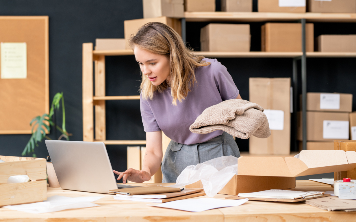 Девушка продавец маркетплейса