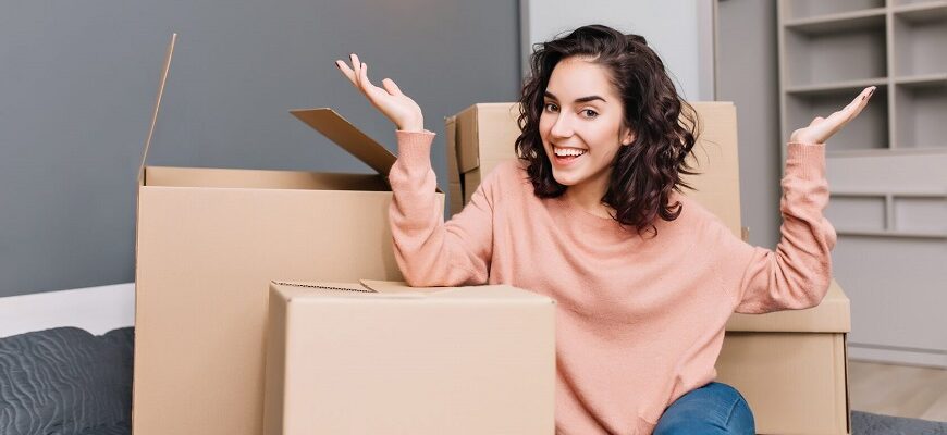 Девушка среди коробок