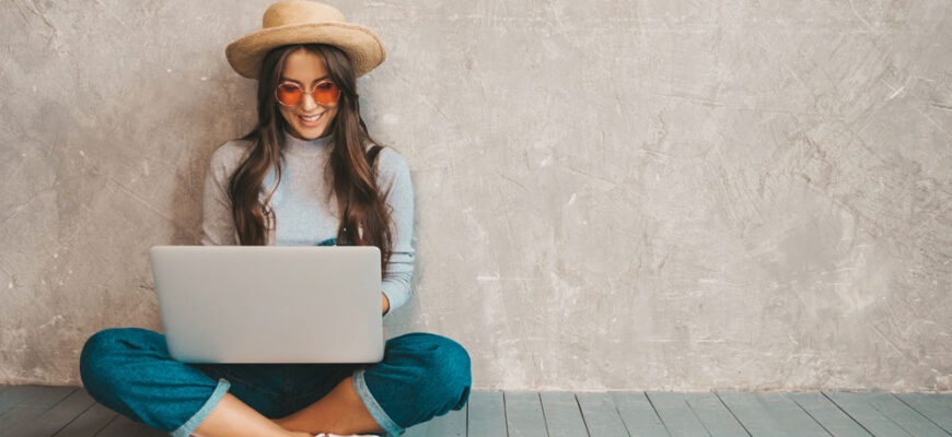 Девушка с ноутбуком