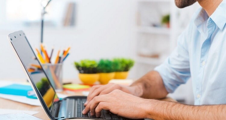 Мужчина за ноутбуком