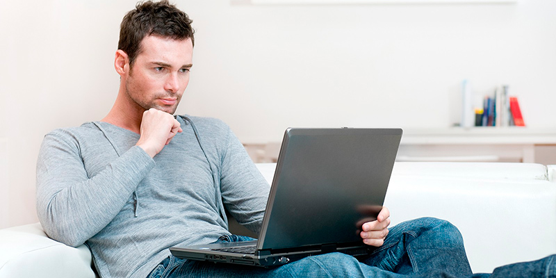 Мужчина с ноутбуком