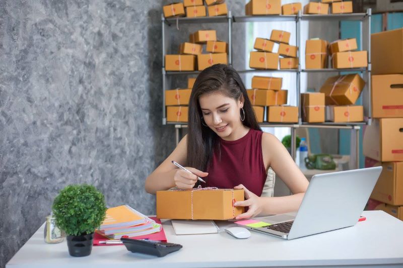 Девушка упаковывает товар