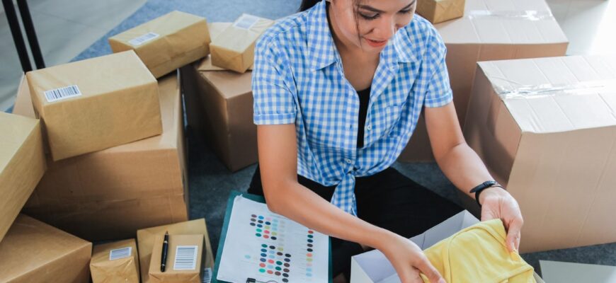 Девушка продает на маркетплейсе