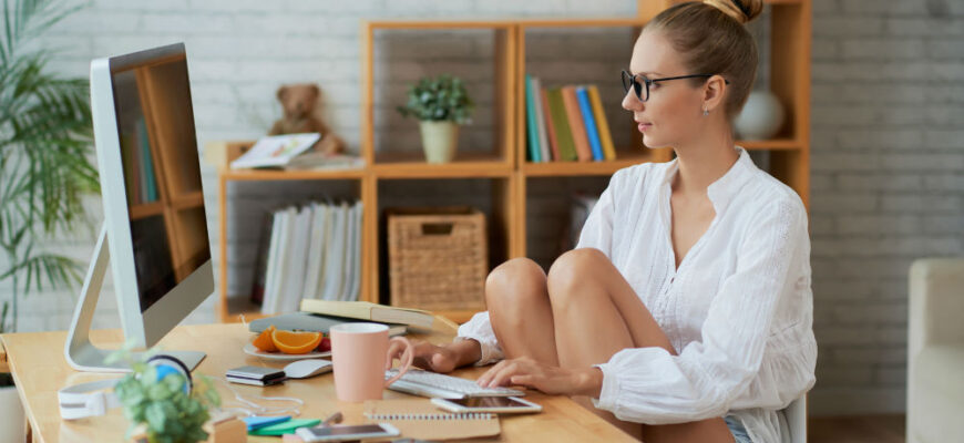 Девушка работает за компьютером