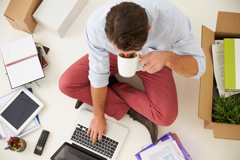 Мужчина за компьютером