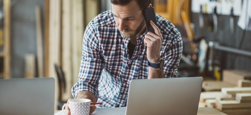 Мужчина говорит по телефону