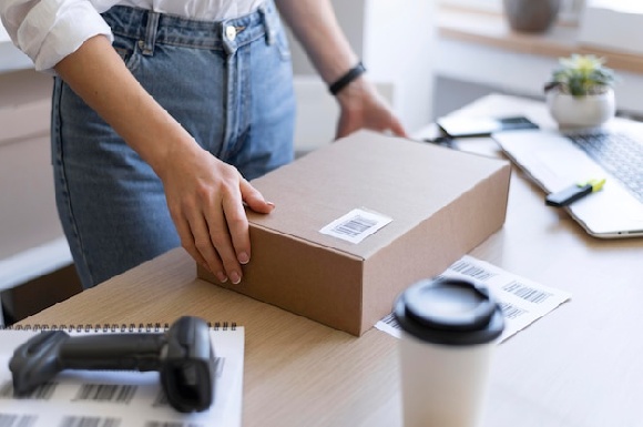 Девушка упаковывает товар