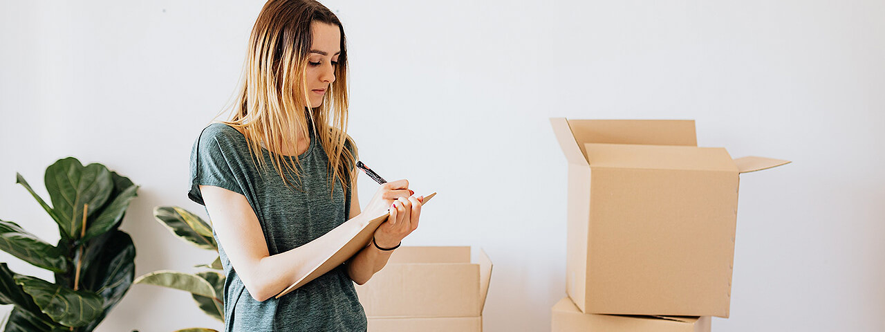 Девушка делает записи