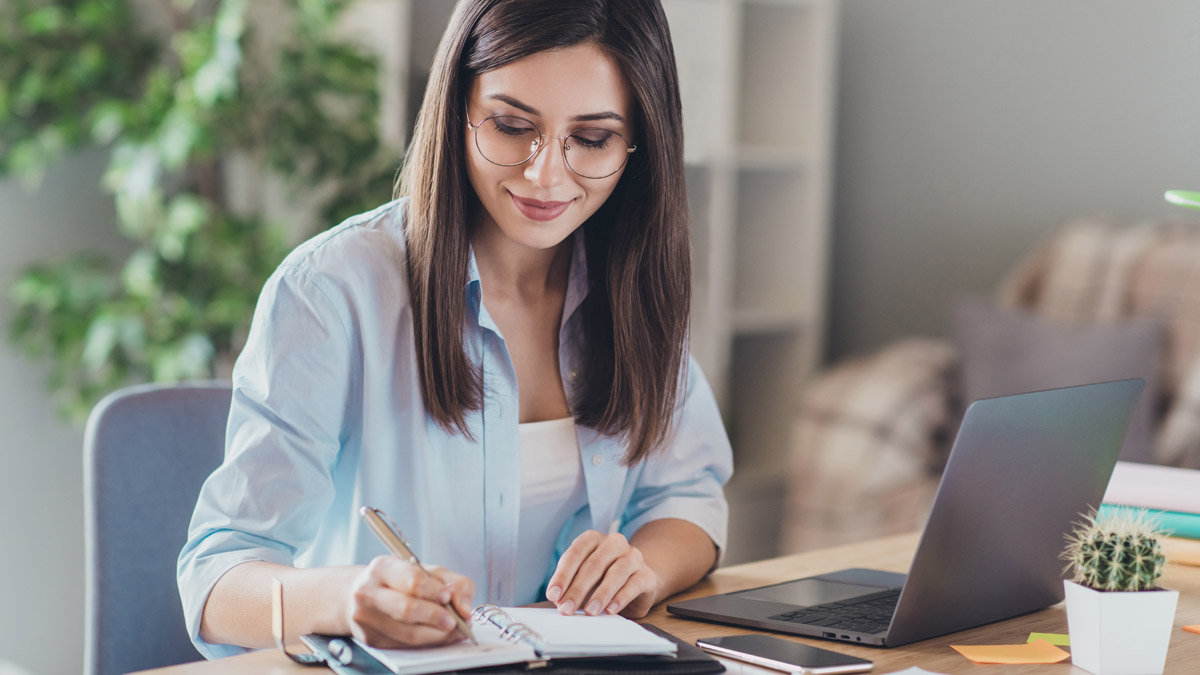 Девушка за работой