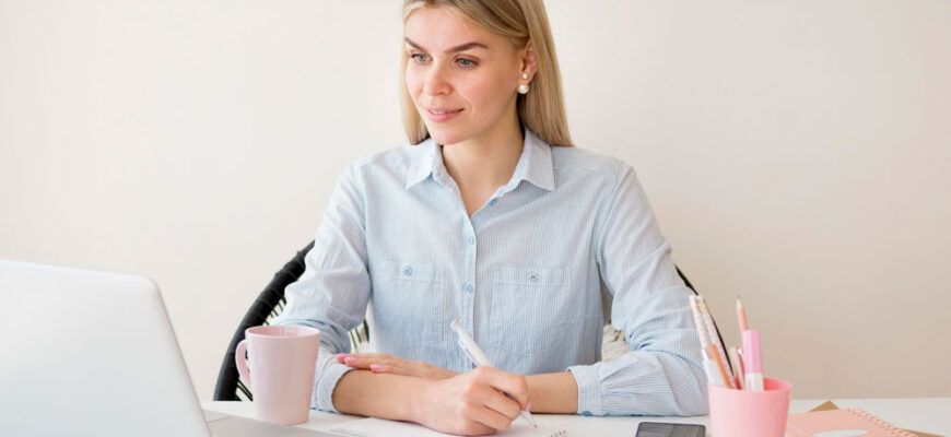 Девушка за рабочим столом