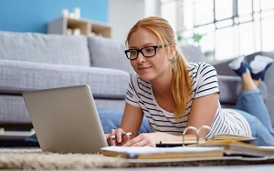 Девушка за ноутбуком