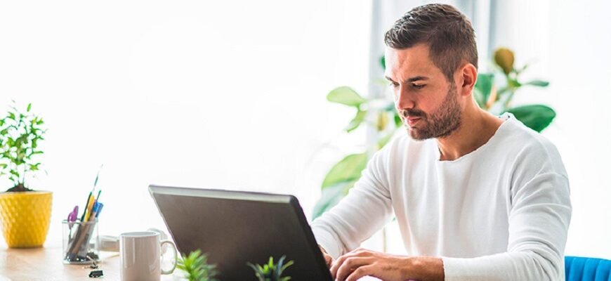 Мужчина за рабочим столом