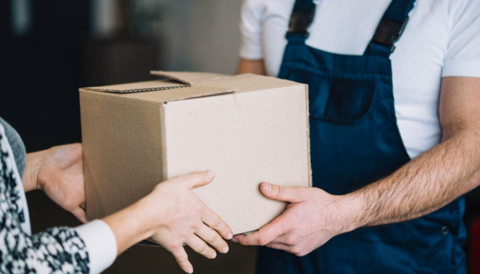 Курьер с товаром