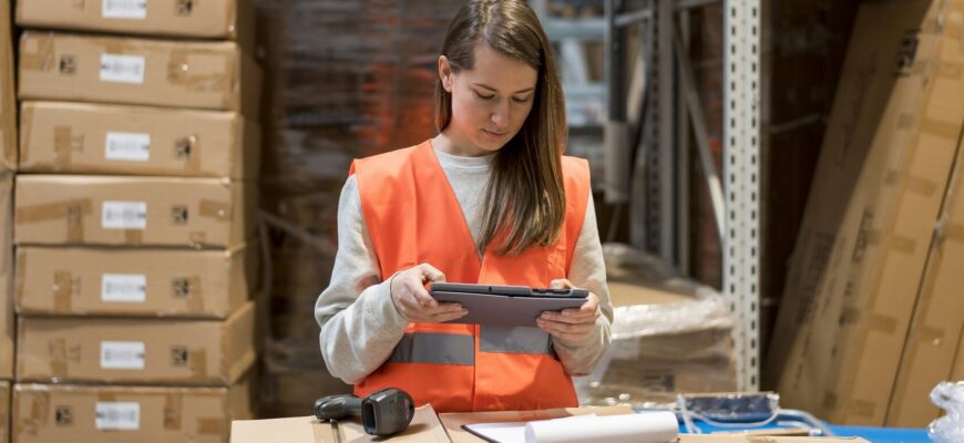 Работница склада