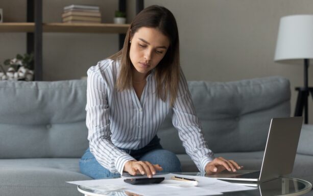 Девушка за работой