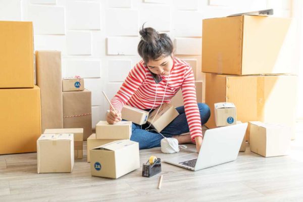 Девушка продает товары онлайн