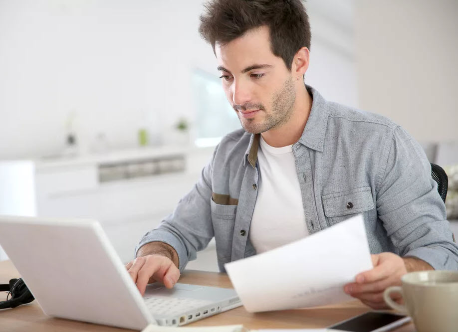 Мужчина с документами