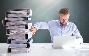 Мужчина с документами