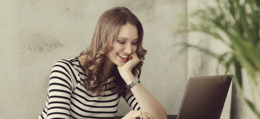 Девушка с ноутбуком