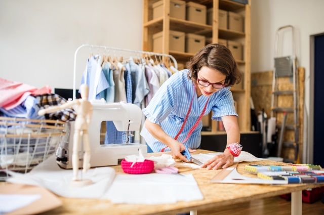 Девушка шьет одежду