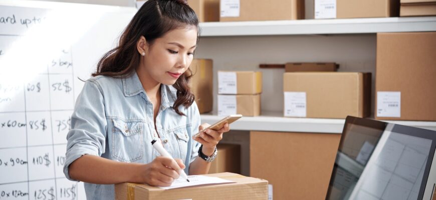 Девушка маркирует товар