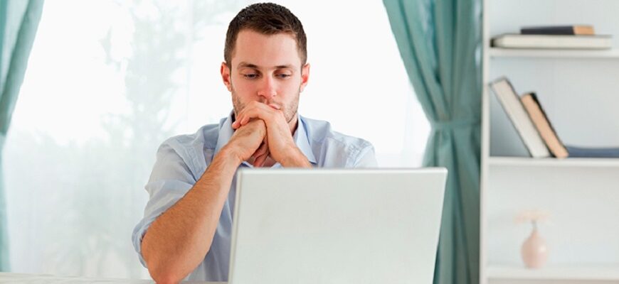 Мужчина с ноутбуком