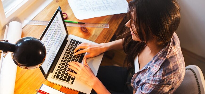 Девушка за компьютером