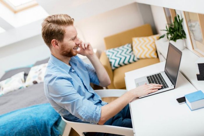 Мужчина говорит по телефону