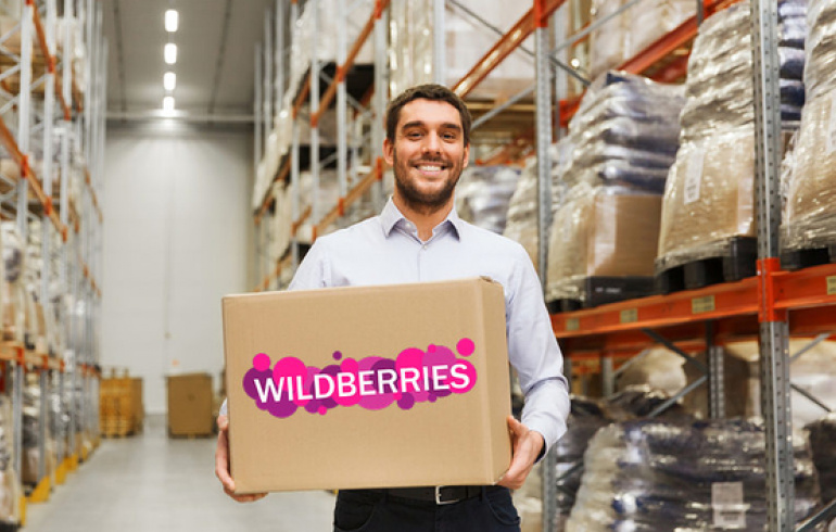 Мужчина с коробкой