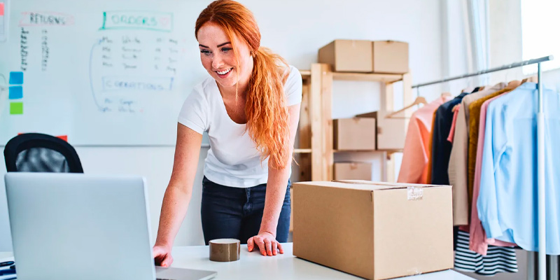 Девушка продавец маркетплейсов