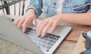 Девушка работает