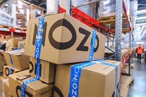 Фото коробок с товаром Озон