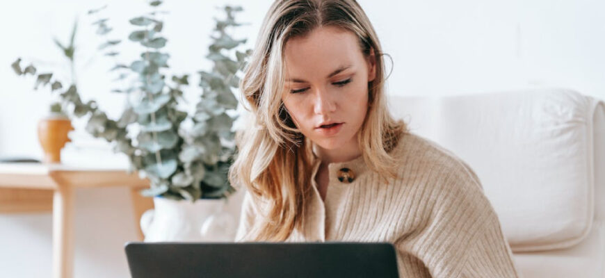 Девушка за ноутбуком