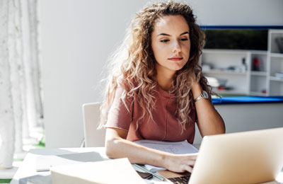 Девушка за рабочим столом