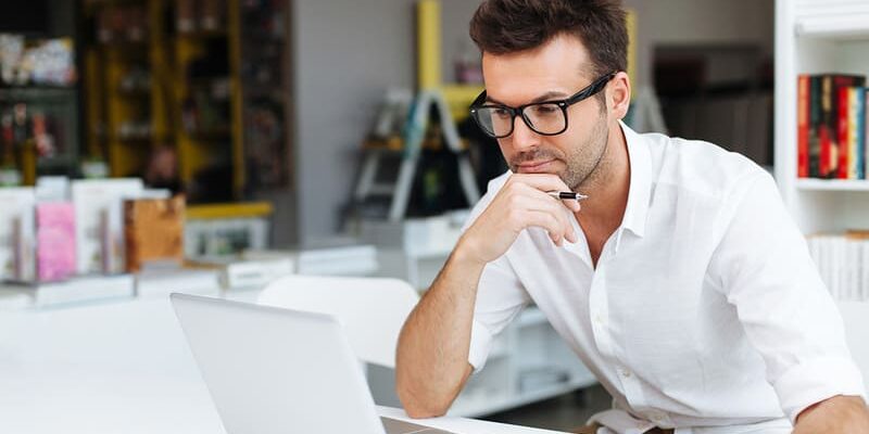 Мужчина за ноутбуком