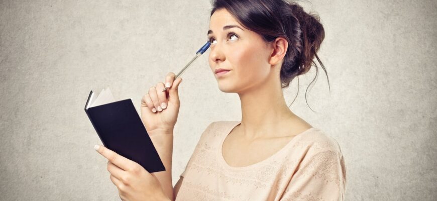 Девушка с блокнотом
