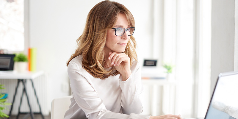 Женщина за ноутбуком