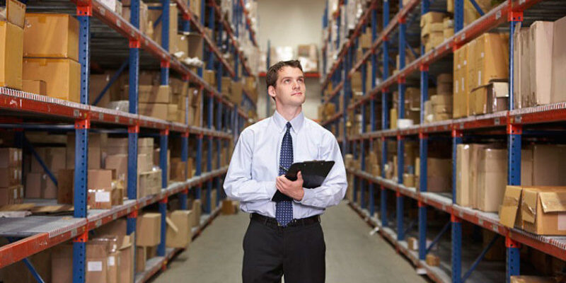 Мужчина на складе