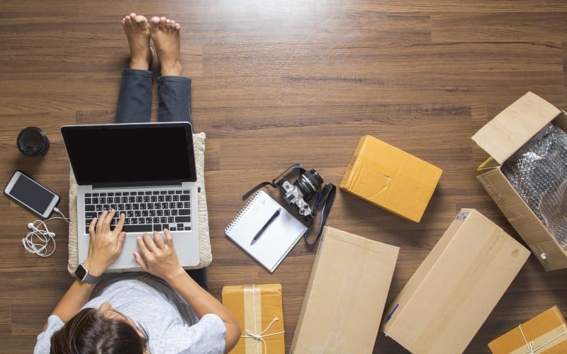 Девушка за компьютером