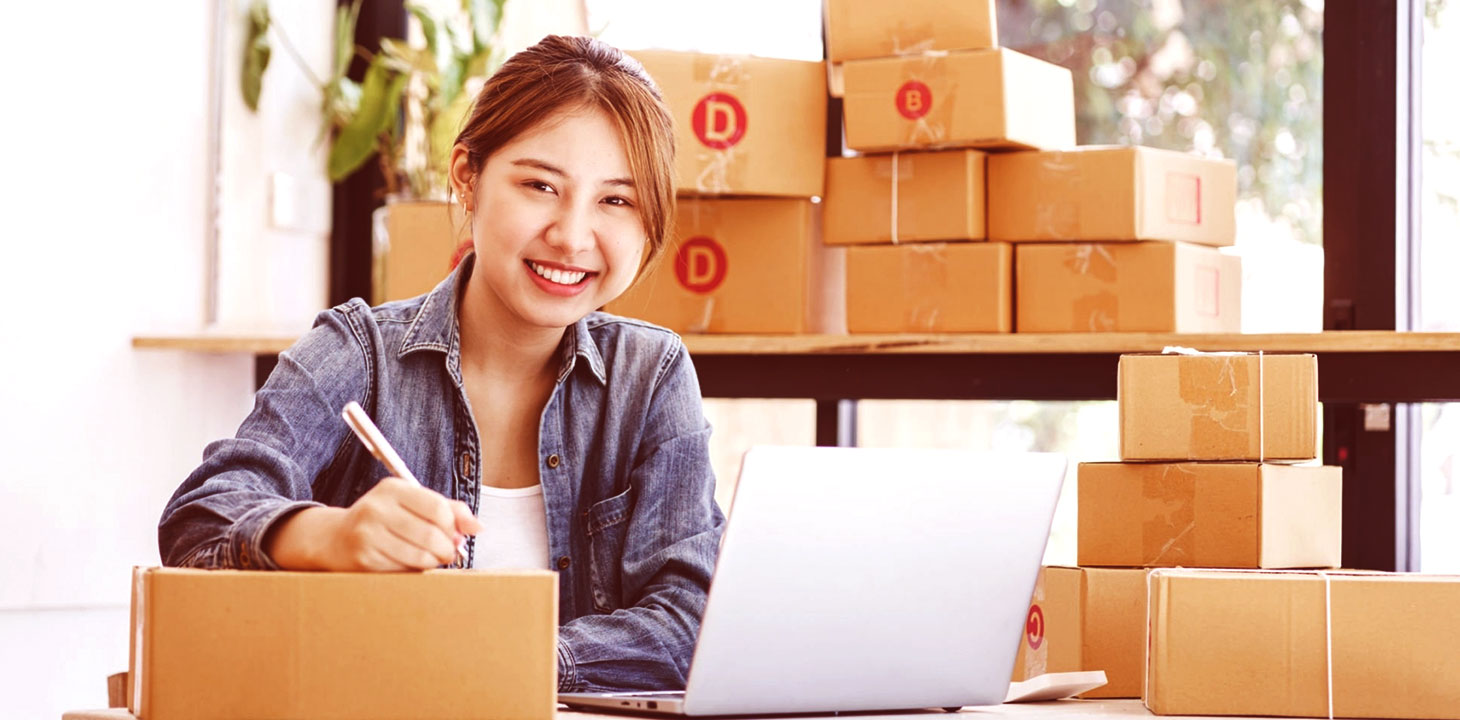 Девушка продает товары онлайн