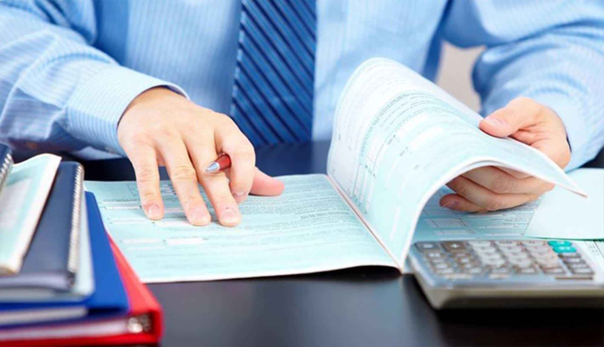 Мужчина делает записи