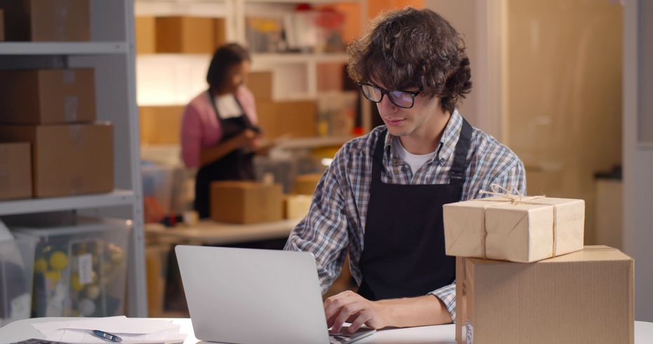 Мужчина продает на маркетплейсах