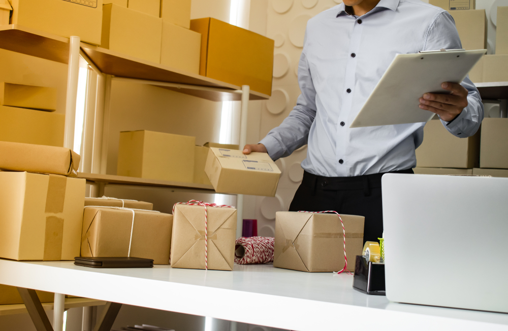 Мужчина продает товары