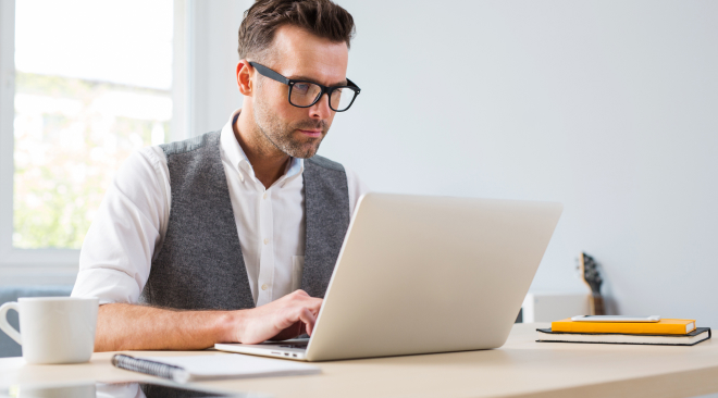 Мужчина за ноутбуком