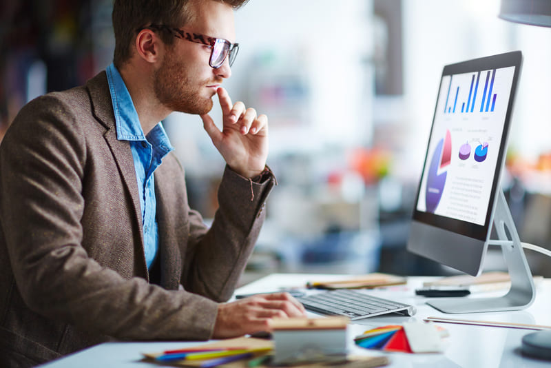 Мужчина анализирует данные